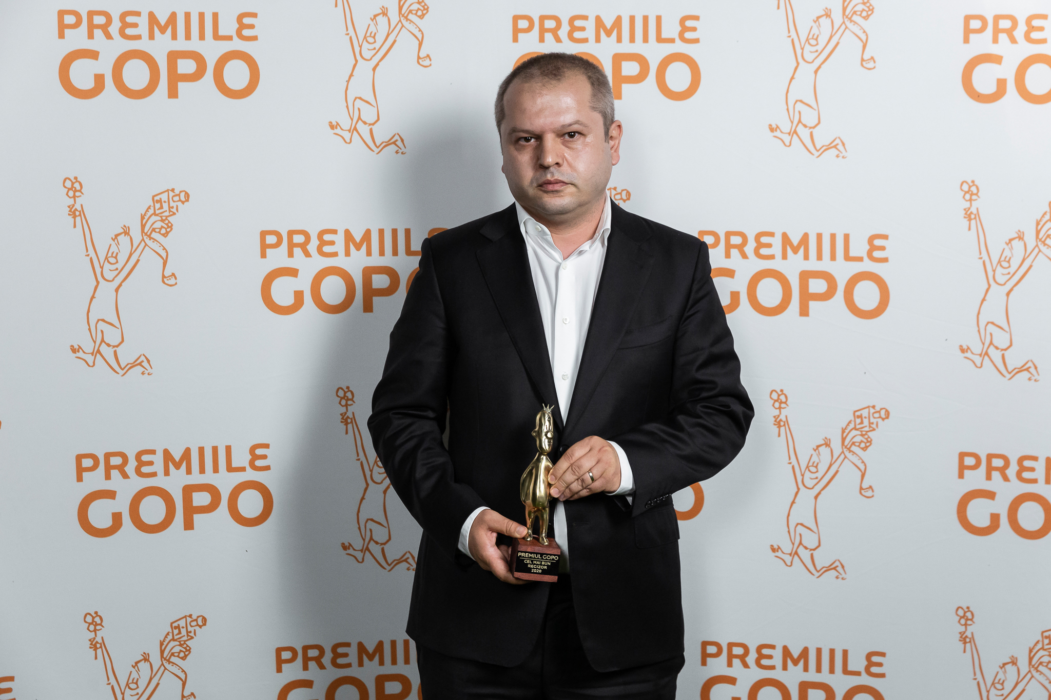 Corneliu Porumboiu cu Premiul Gopo pentru Cea mai bună regie, iunie 2020. Credit foto: Ionuț Rusu.